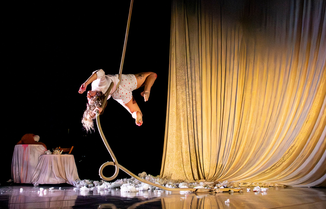 Danser hangt in de lucht