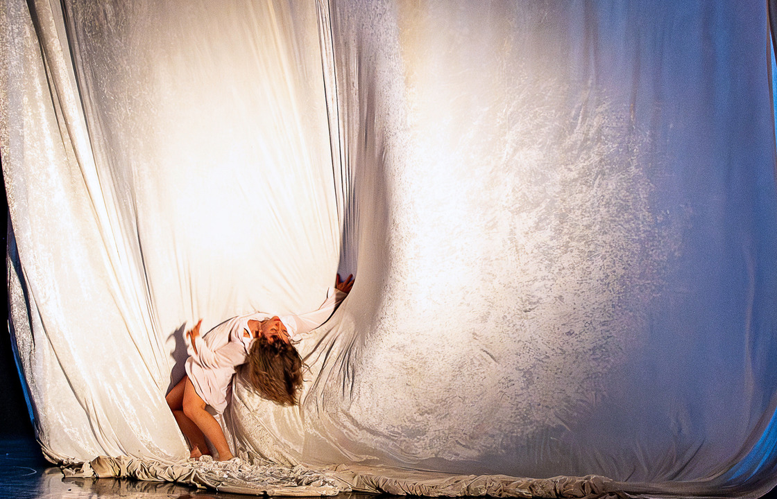 Danser tegen achterdoek
