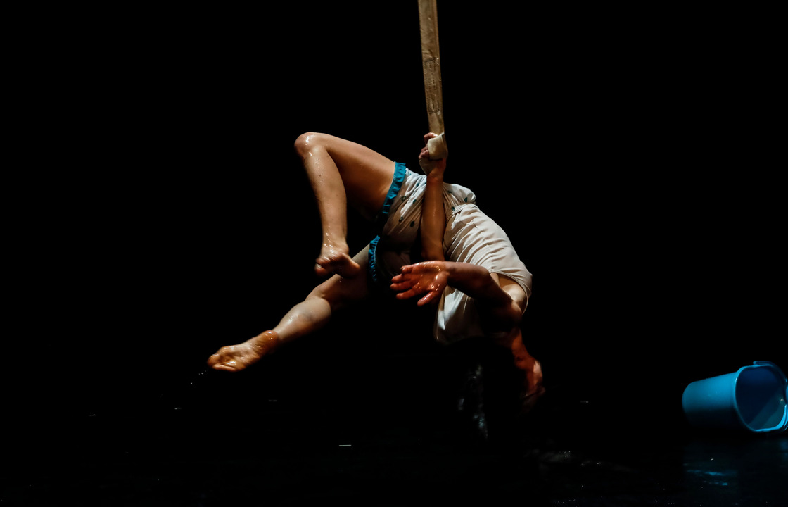 Danser hangt in de lucht