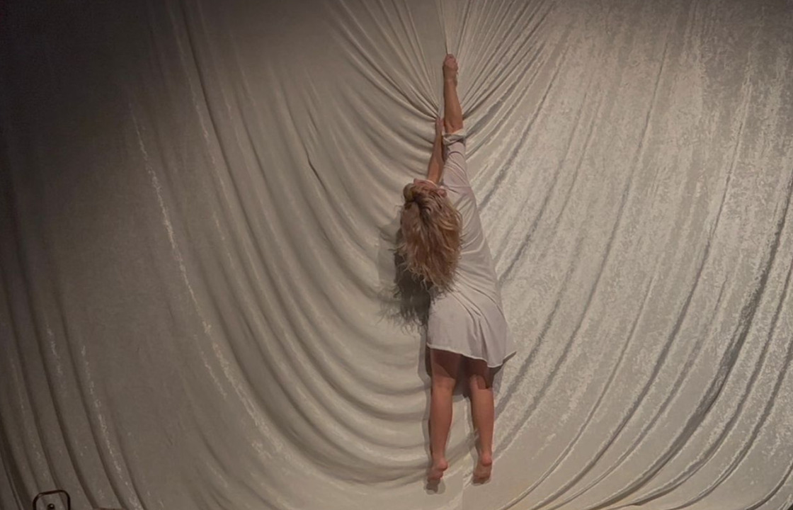Danser tegen achterdoek
