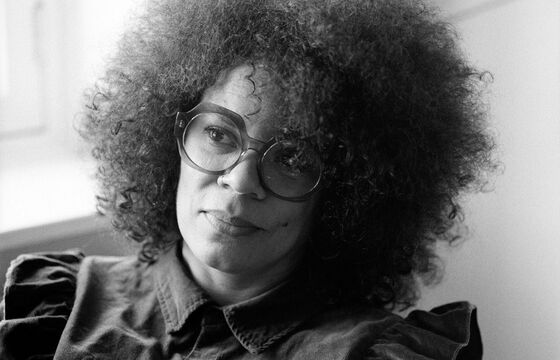 Lezing & talk over de oorsprong van spoken word in Nederland met legende Babs Gons.