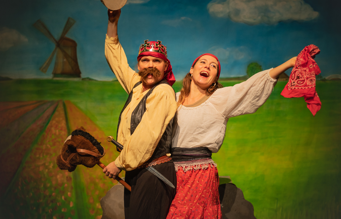 Een meisje, huilend op een steen