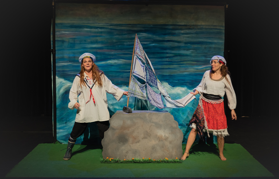 Een meisje, huilend op een steen