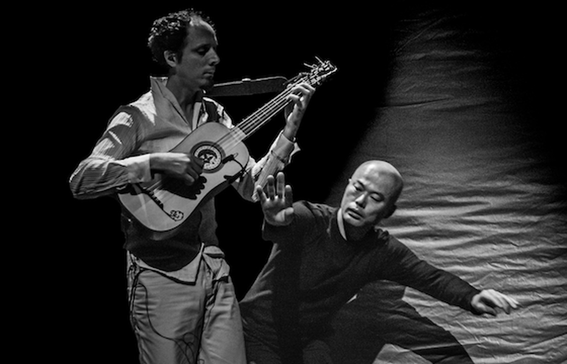 Moving Guitars